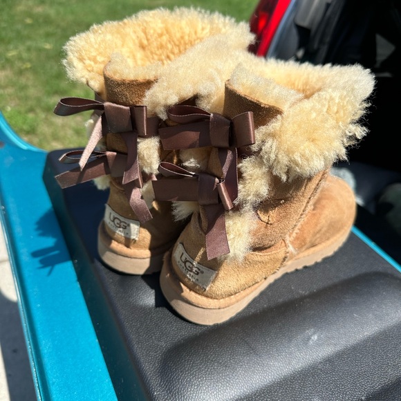 Black and tan Ugg bow boots both 75$ will work with price - Picture 2 of 2